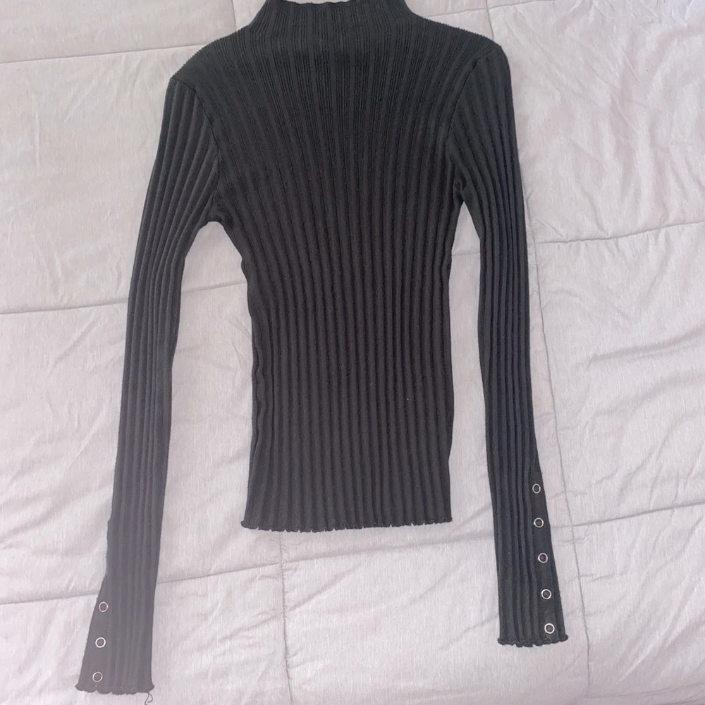 Fitted long sleeve turtleneck